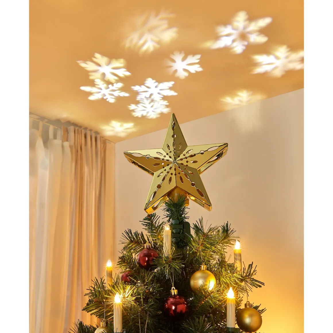 Baumspitze mit Decken-Lichtspiel