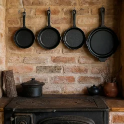 Freyersbacher Gusseisenpfanne 15 cm, Emaille Bratpfanne | mit Brett und Tuch