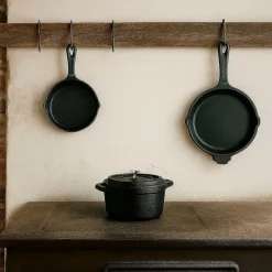 Freyersbacher Mini Cocotte 9 cm Gusseisen, Kleiner Emaille Topf | Rund, mit Brett und Tuch