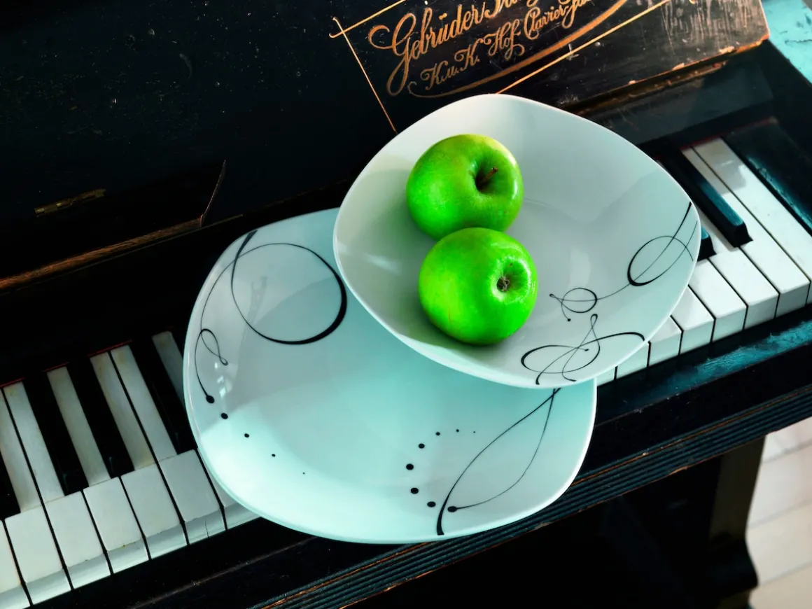 Kombiservice, Porzellan CHANSON 6 x Speiseteller, 6 x Suppenteller, 6 x Dessertteller, 6 x Kaffeetasse, 6 Kaffeeuntertasse