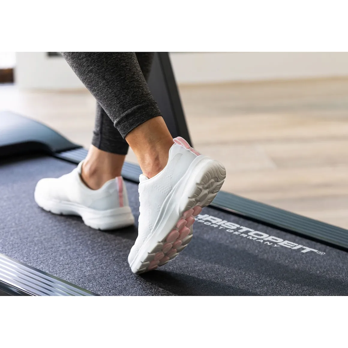 Laufband TM 2400S mit Gestensteuerung